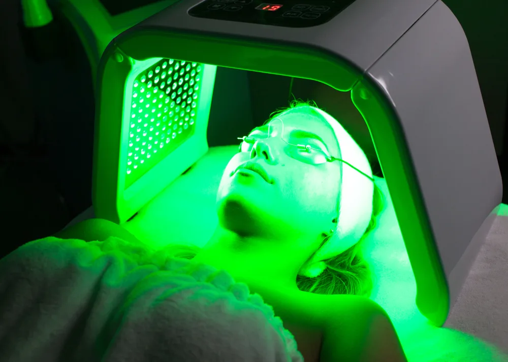 La thérapie verte de la lumière offre 4 avantages pour le vieillissement de la peau