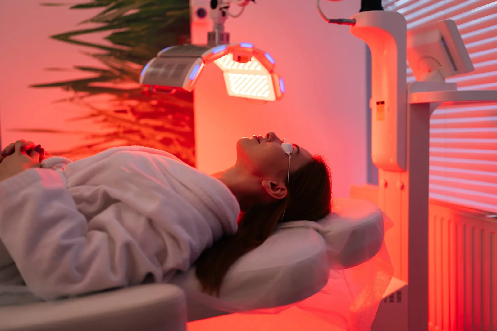 Les avantages de la thérapie par la lumière rouge vont bien au-delà d’une peau éclatante