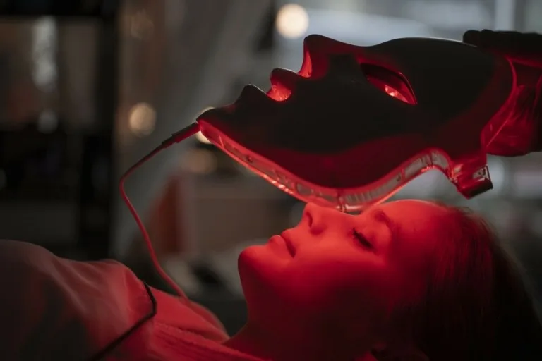 Thérapie par la lumière rouge : dans quelle mesure le nouvel « engouement » de TikTok est-il sûr ?