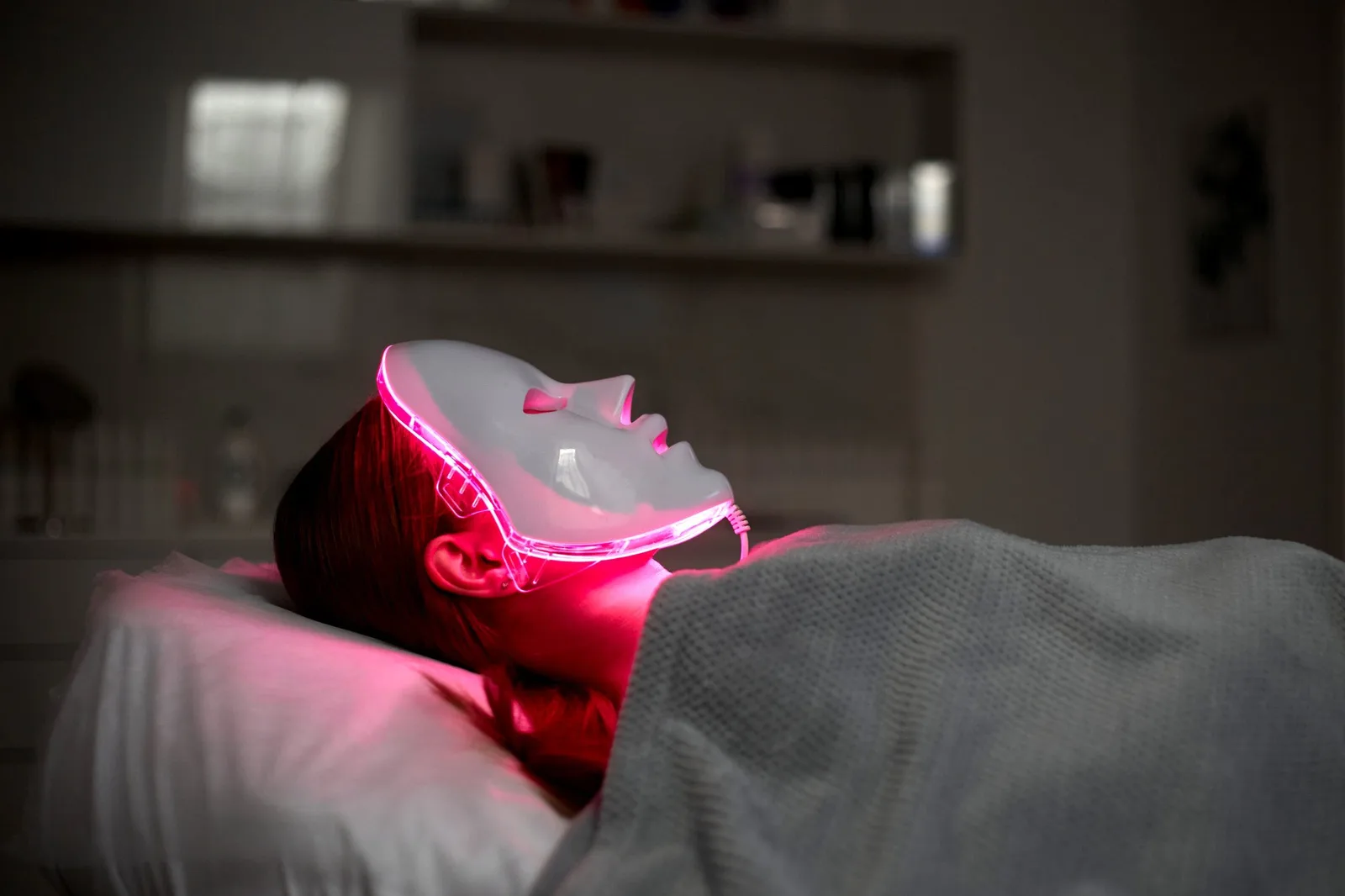 Thérapie par la lumière rouge pour la peau: les dermatologues révèlent des avantages et des conseils d'experts