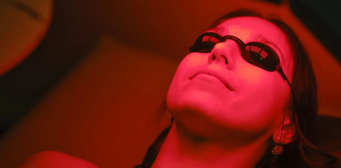 La luminothérapie rouge est prometteuse pour le soulagement de la douleur, l'inflammation et les affections cutanées - mais d'autres affirmations pourraient être excitées