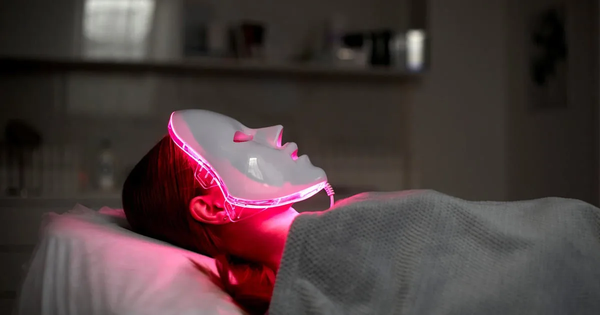 Qu'est-ce que la thérapie par la lumière rouge? Un dermatologue explique la tendance des soins de la peau et ses avantages.