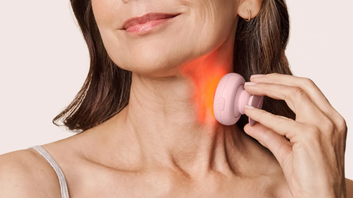 Ce mini dispositif de thérapie léger rouge est un moyen facile (et abordable) de renforcer votre routine de soins de la peau